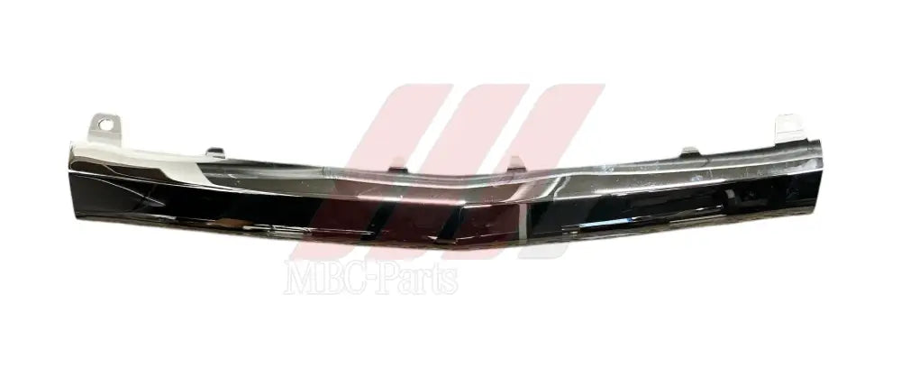 W205 BUMPER CHROME CENTER FR AMG P/F 1 CLIP BROKEN Generic Attachment
